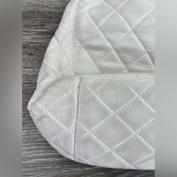 VINTAGE RARE — Chanel Bucket Bag with Tortoise Handle - Picture 10 of 12